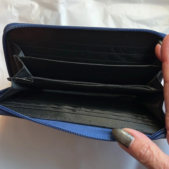 NWOT Women’s zipper wallet - Picture 2 of 4